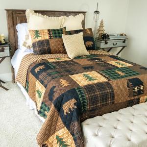 Donna Sharp Your Lifestyle Brown Bear Cabin Collection Graphic 140-Thread Count Microfiber Quilt