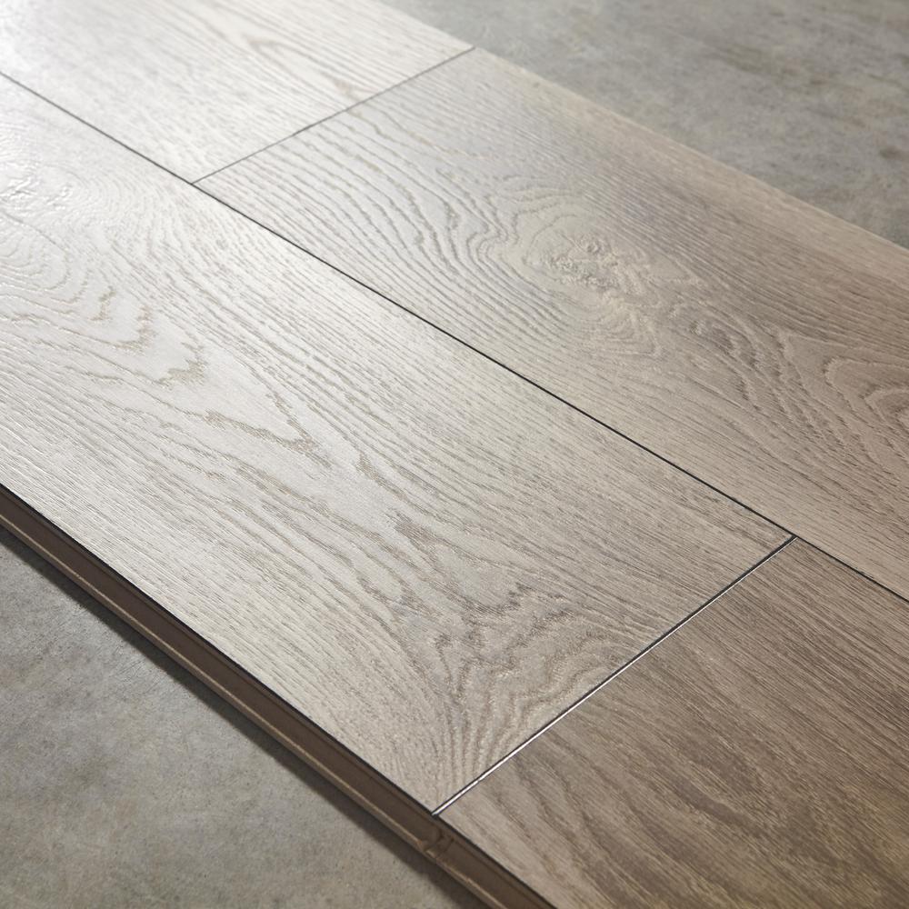 Home Decorators Collection Northglenn Oak 12 Mm T X 7 5 In W X 50 67 In L Water Resistant Laminate Flooring 18 42 Sq Ft Case Hdcwr21 The Home Depot