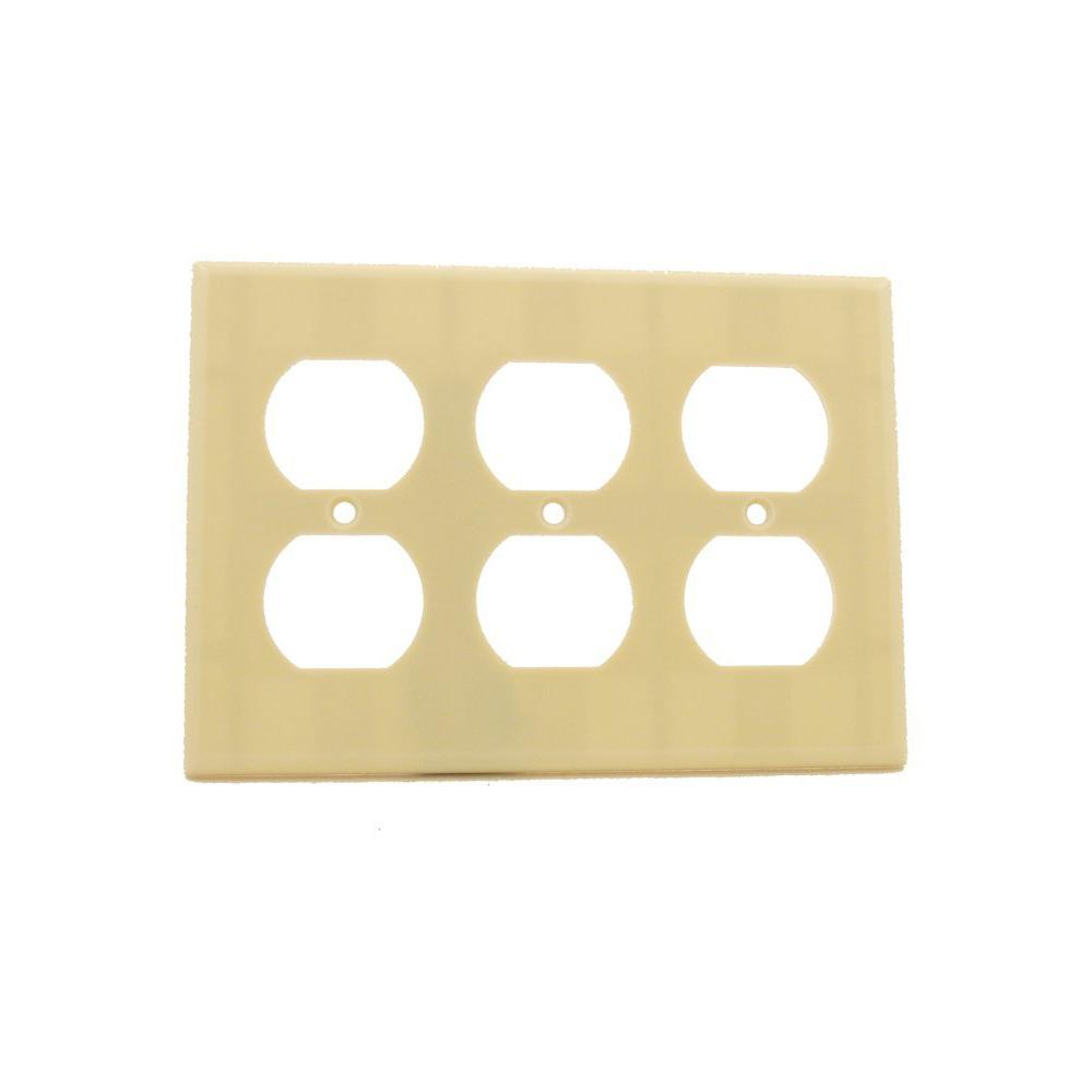 Leviton 3Gang 3 Duplex Receptacles, Standard Size Plastic Wall Plate