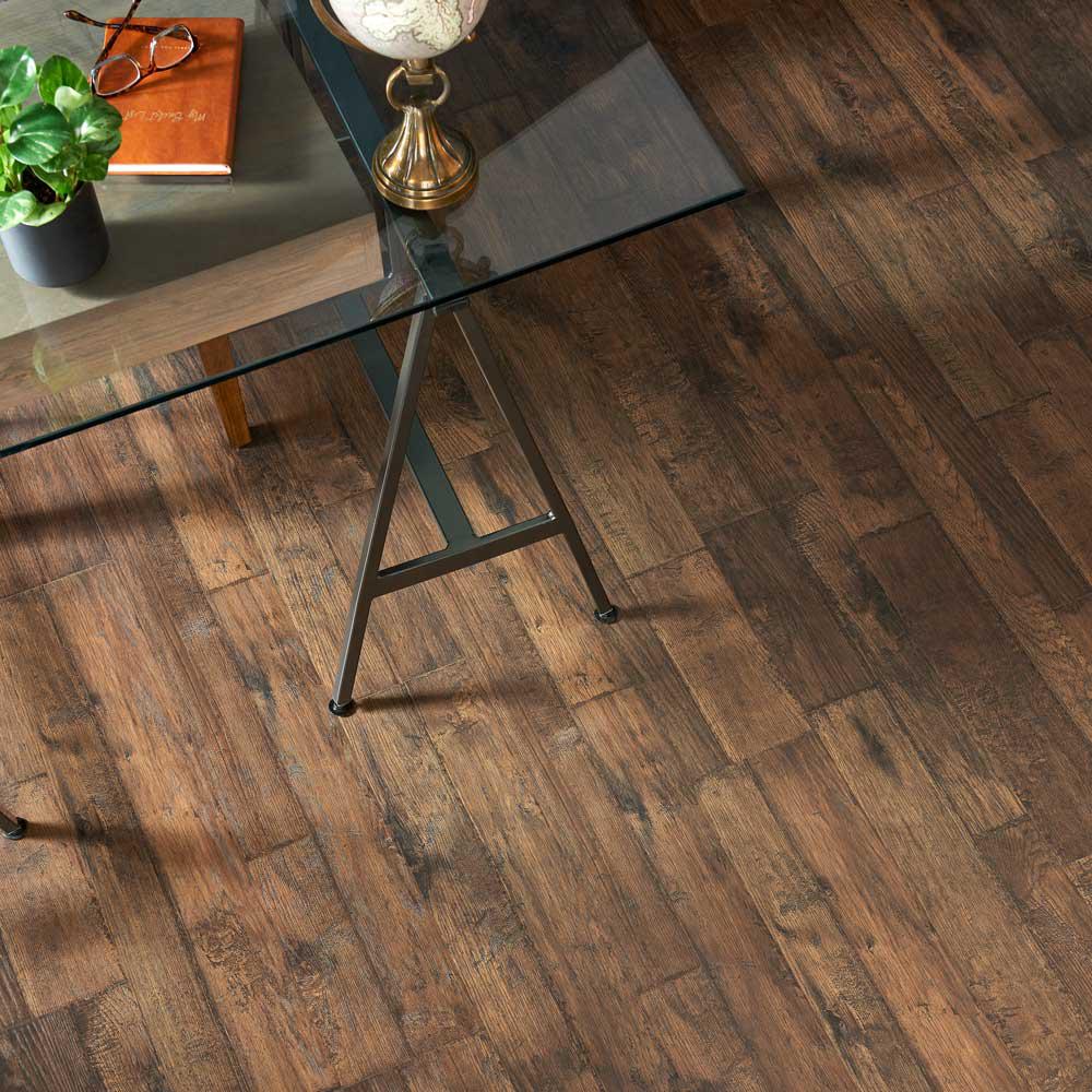 Pergo Outlast Waterproof Somerton Auburn Hickory 10 Mm T X 7 48 In W X 47 24 In L Laminate Flooring 549 64 Sq Ft Pallet Lf000958p The Home Depot