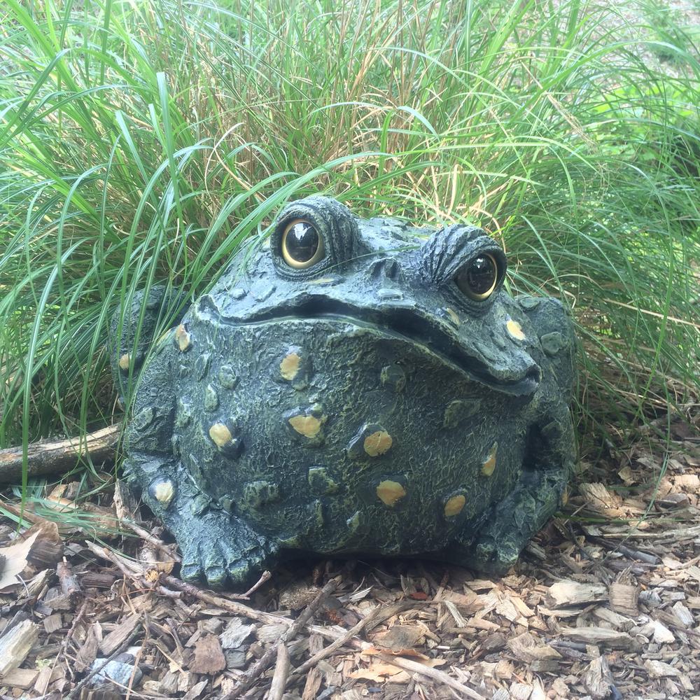 frog and toad garden statue