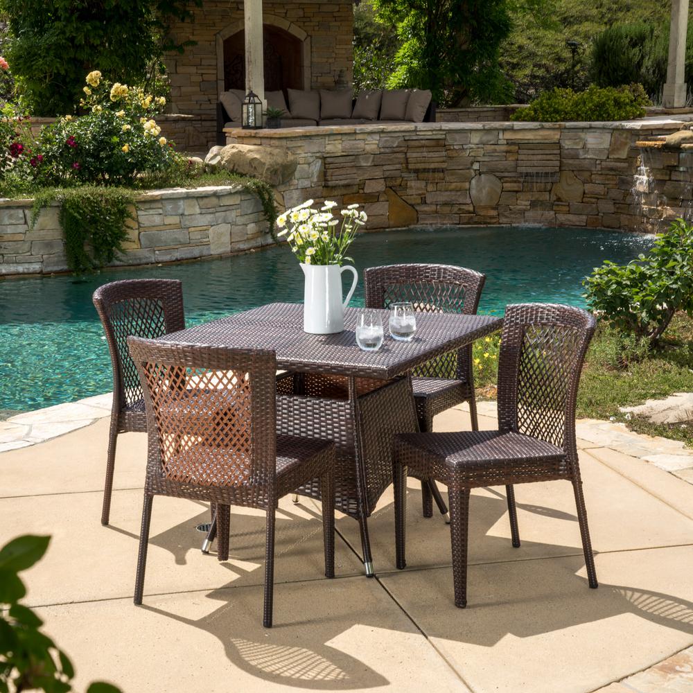 outdoor dining setting