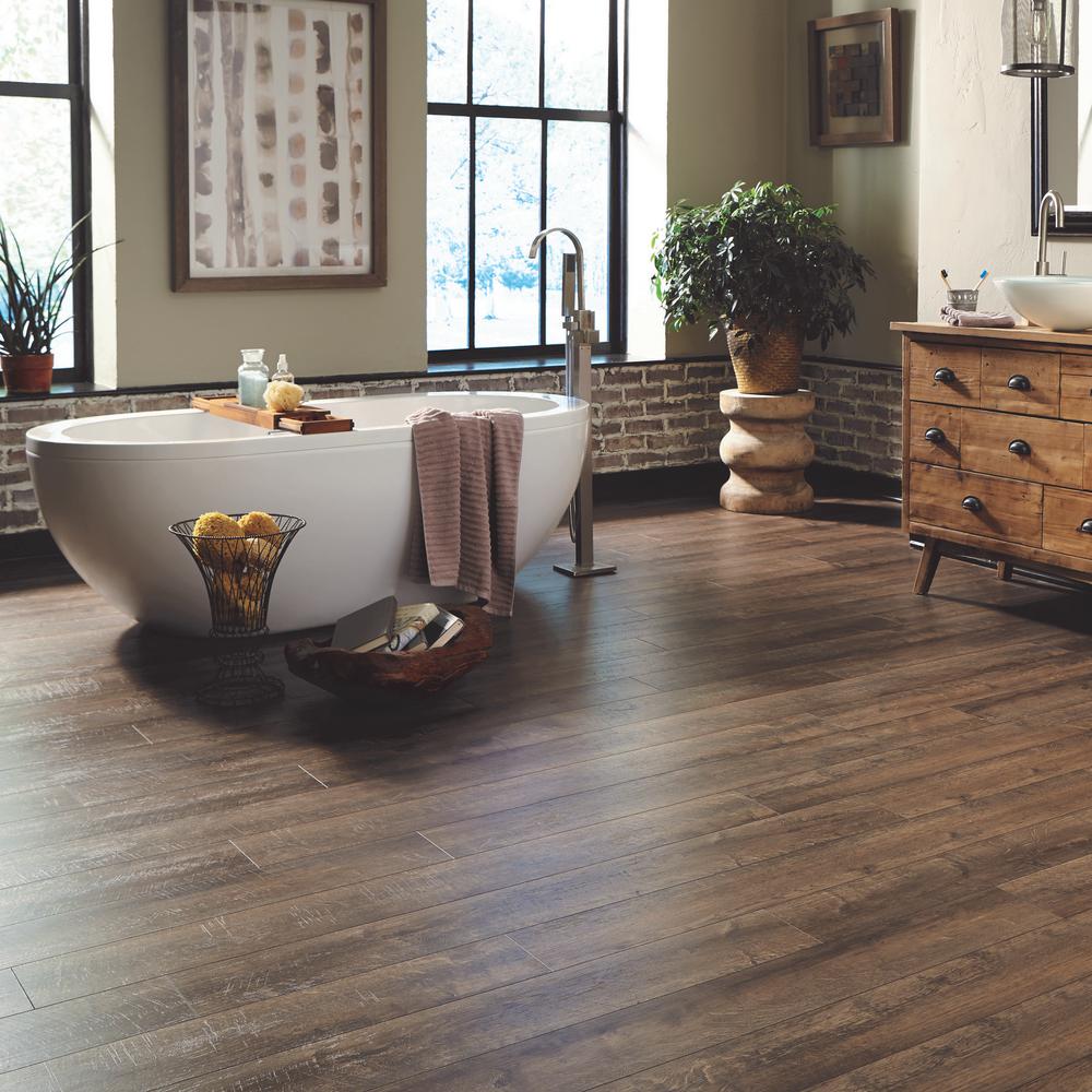 Home Decorators Collection Fincrest Brown Oak 12 Mm Thick X 6 1 16 In Wide X 50 2 3 In Length Laminate Flooring 18 42 Sq Ft Case Hdcwr14 The Home Depot