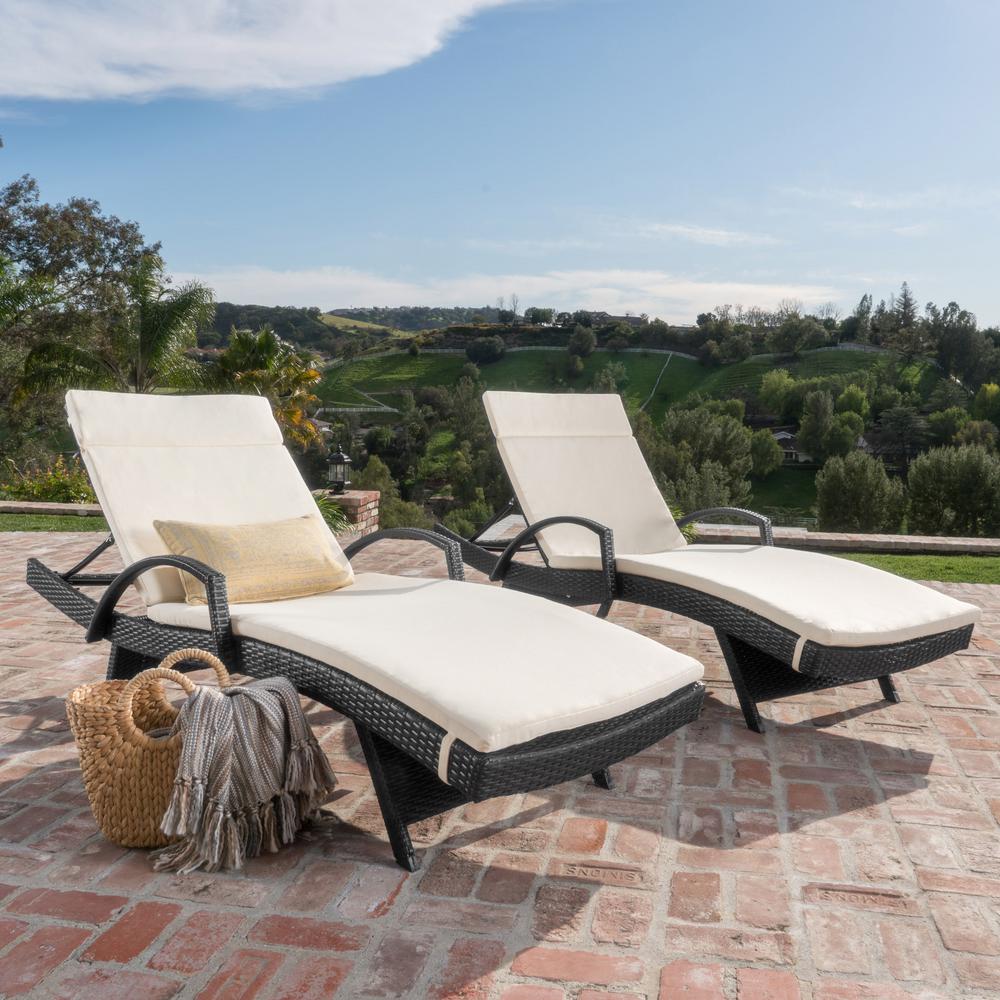 Salem Grey 4-Piece Wicker Outdoor Chaise Lounge with Beige Cushions