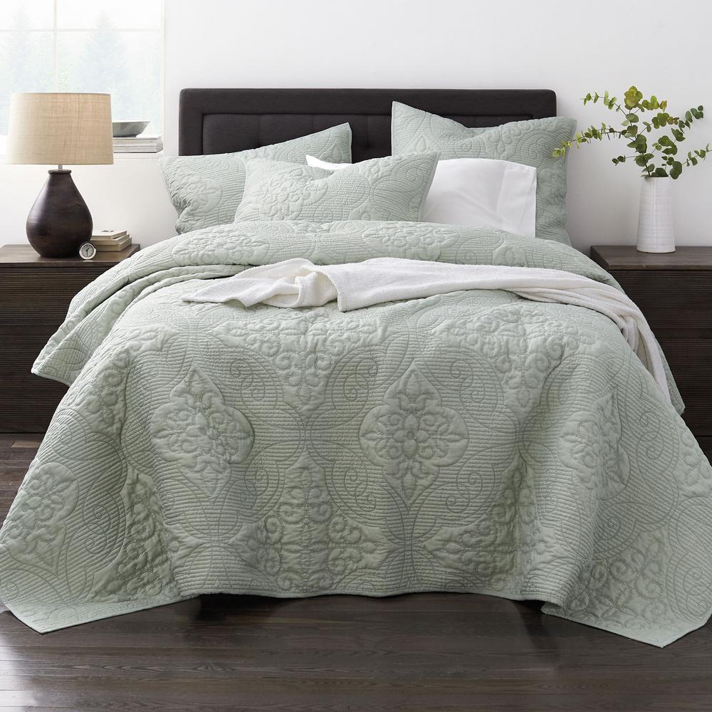 Quilts Bedspreads Bedding Bath The Home Depot