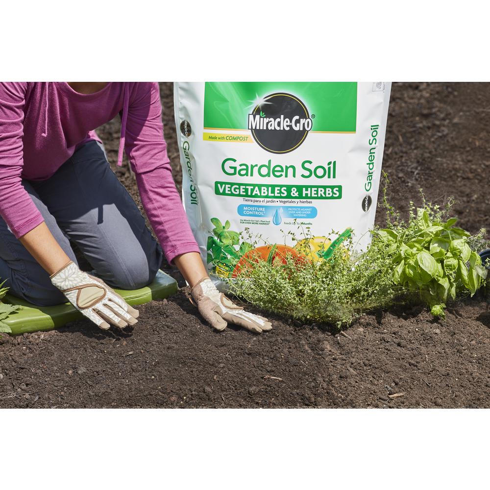 Miracle Gro Moisture Control 1 5 Cu Ft Garden Soil For