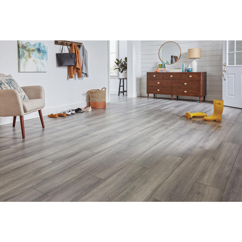 Home Decorators Collection Disher Oak 8mm Thick X 8 03 In Wide X 47 64 In Length Laminate Flooring 21 26 Sq Ft Case 360831 23546 The Home Depot