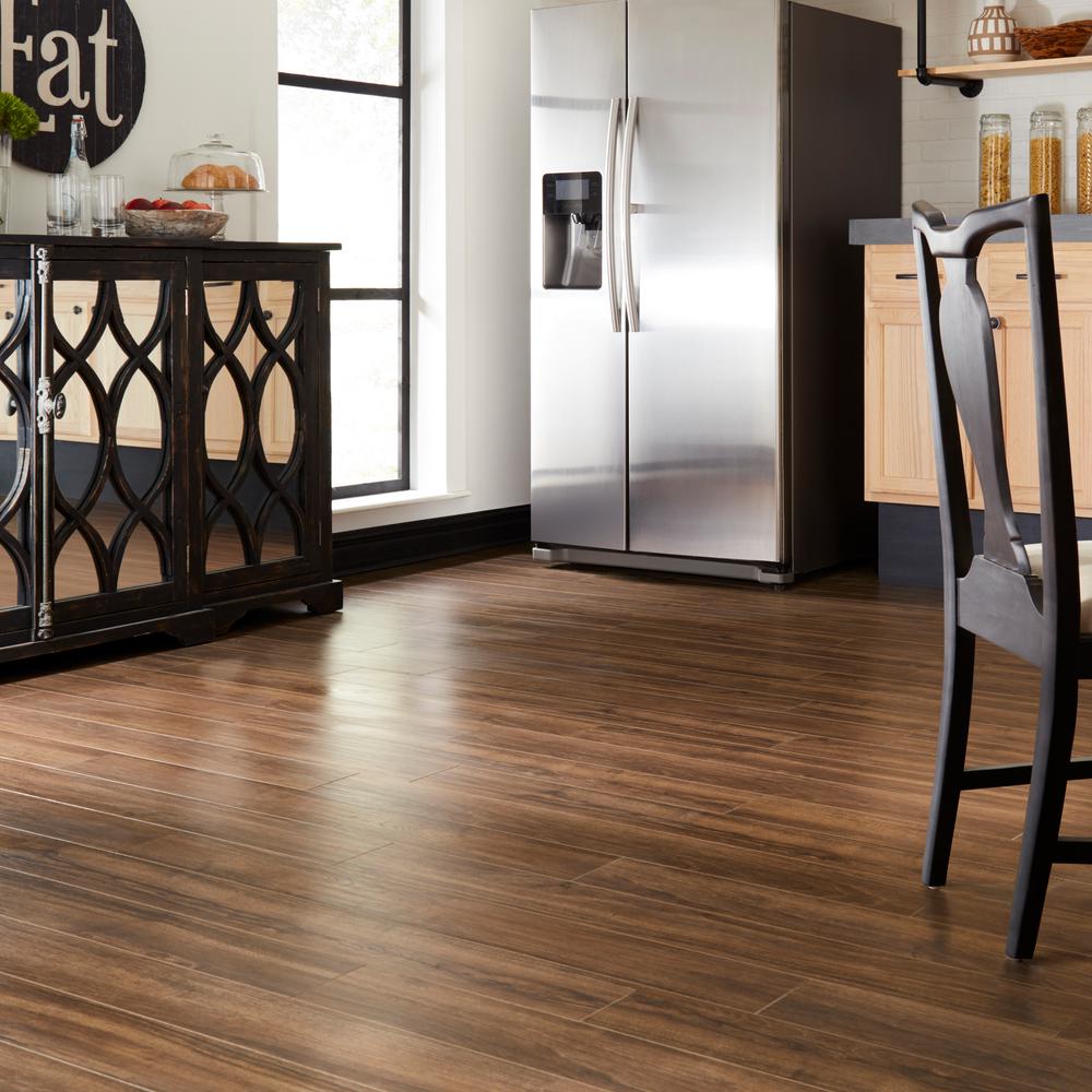 Home Decorators Collection Hand Scraped Walnut Plateau 8 mm Thick x 5,9/16 in. Wide x 47,3/4 in. Length Laminate Flooring (18.45 sq. ft. / case)